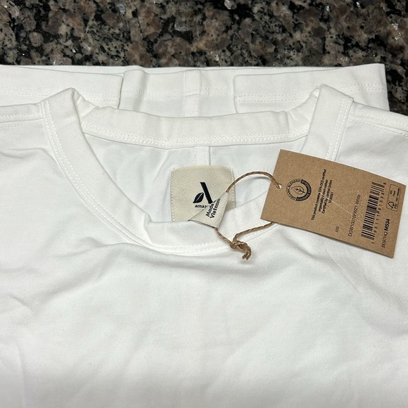 Organically blended Women’s white tshirt with seam in middle of back NWT - Picture 3 of 3